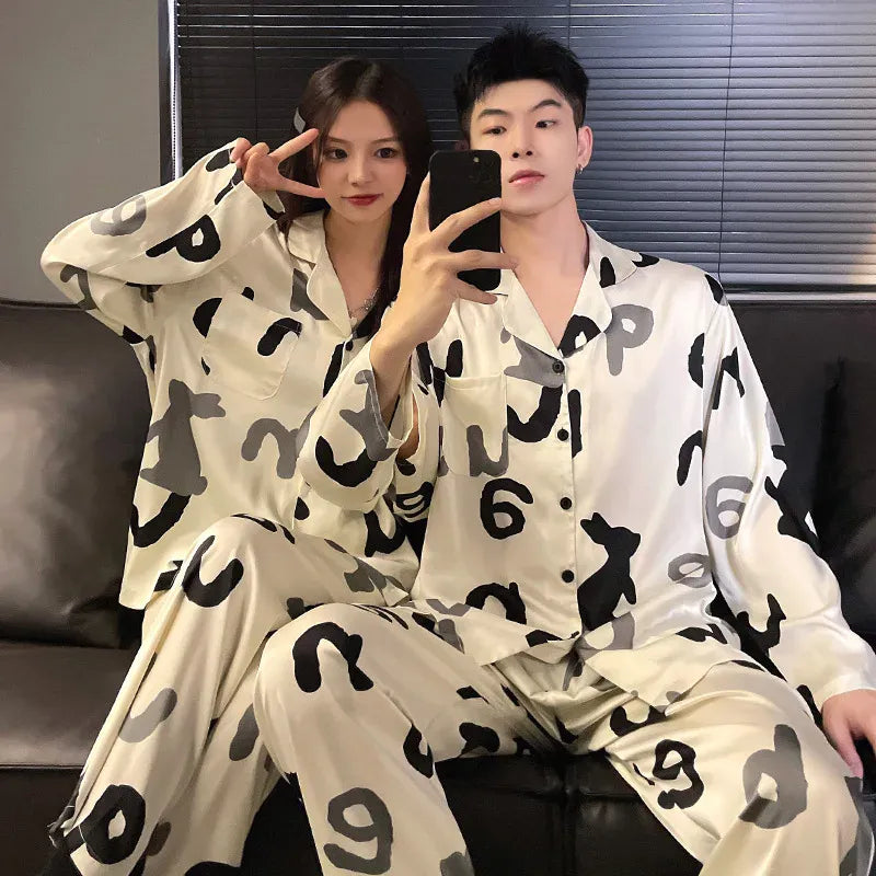 Pyjama couple en satin à motif – Élégance & confort irrésistibles