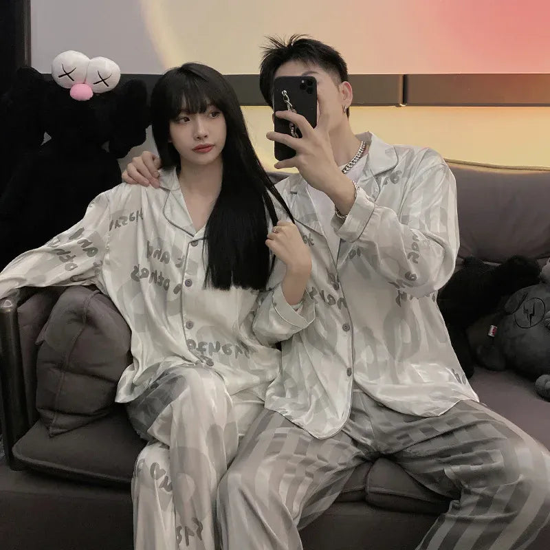 Pyjama couple en satin gris – Élégance et confort pour nuits parfaites