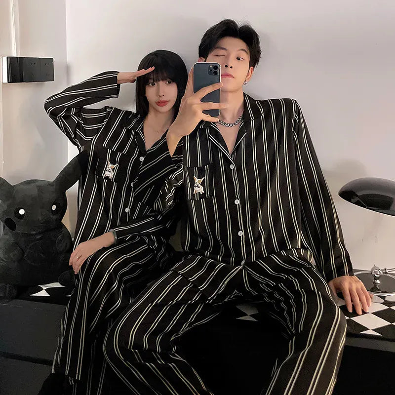 Pyjama couple en satin noir – Élégance et confort irrésistibles