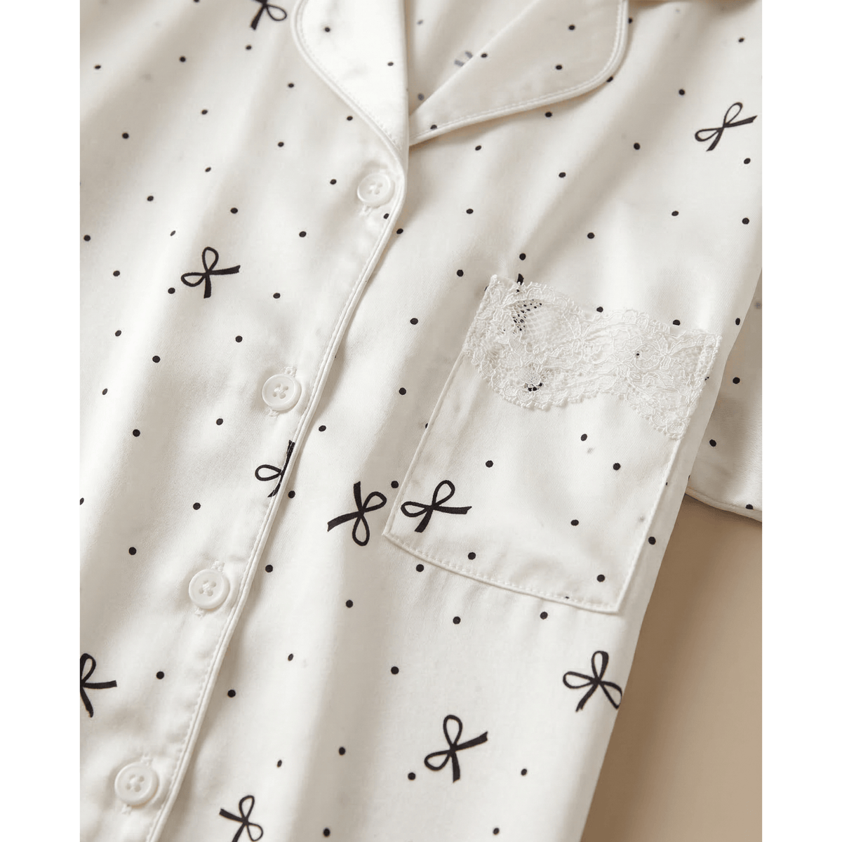 Pyjama en satin femme blanc à motifs – Élégance et confort irrésistibles