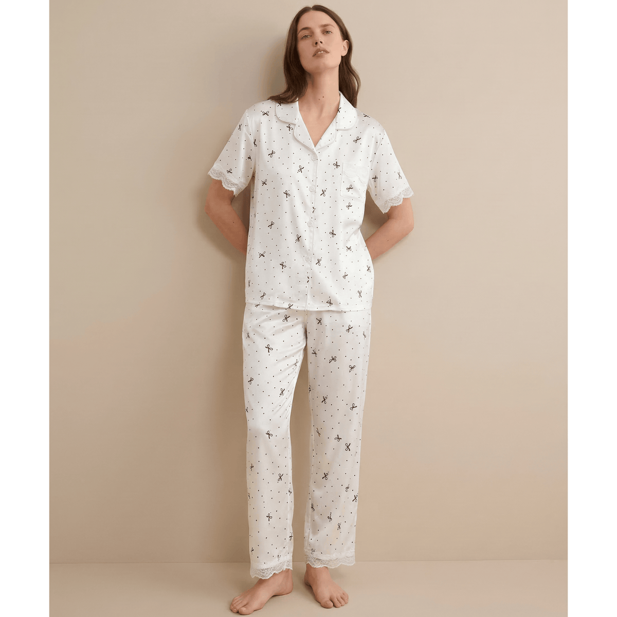 Pyjama en satin femme blanc à motifs – Élégance et confort irrésistibles