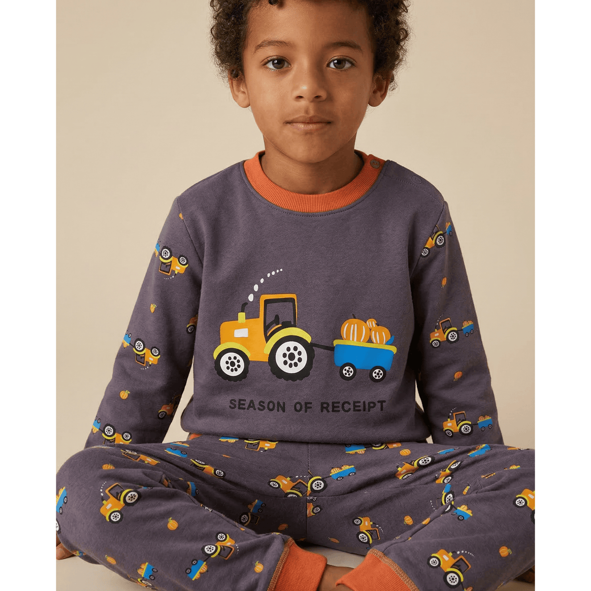 Pyjama enfant gris et rouge – Confort et style pour des nuits magiques