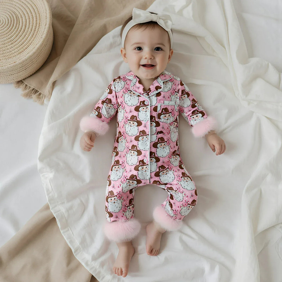 Pyjama noël pour bébé en satin rose – Douceur et élégance assurées
