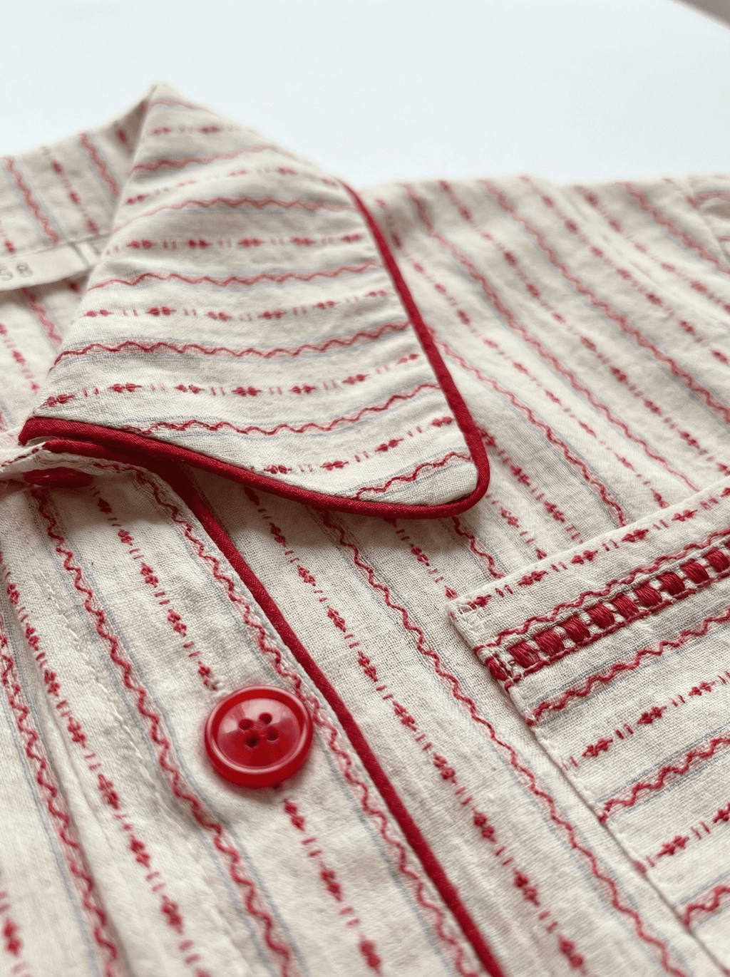 Pyjama rayé femme : Confort stylé pour des nuits inoubliables