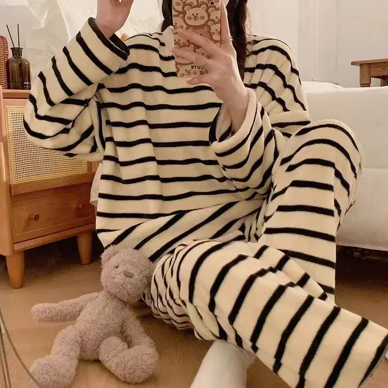 Pyjama rayer noir et blanc – Découvrez l’élégance & confort unique