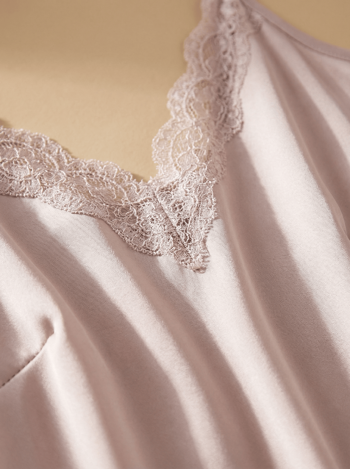 Pyjama short dentelle en satin – Élégance et confort irrésistibles