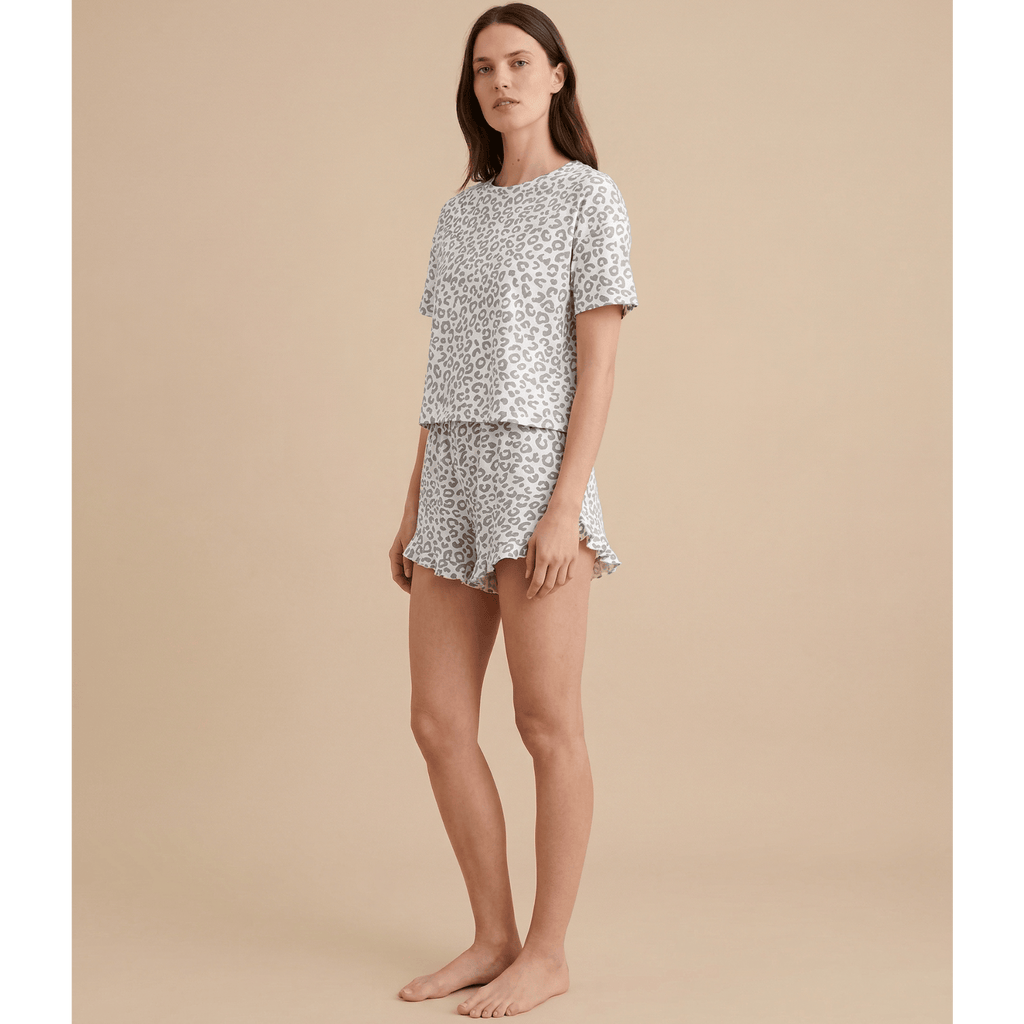 Pyjama short femme leopard gris – Alliez confort et style audacieux !